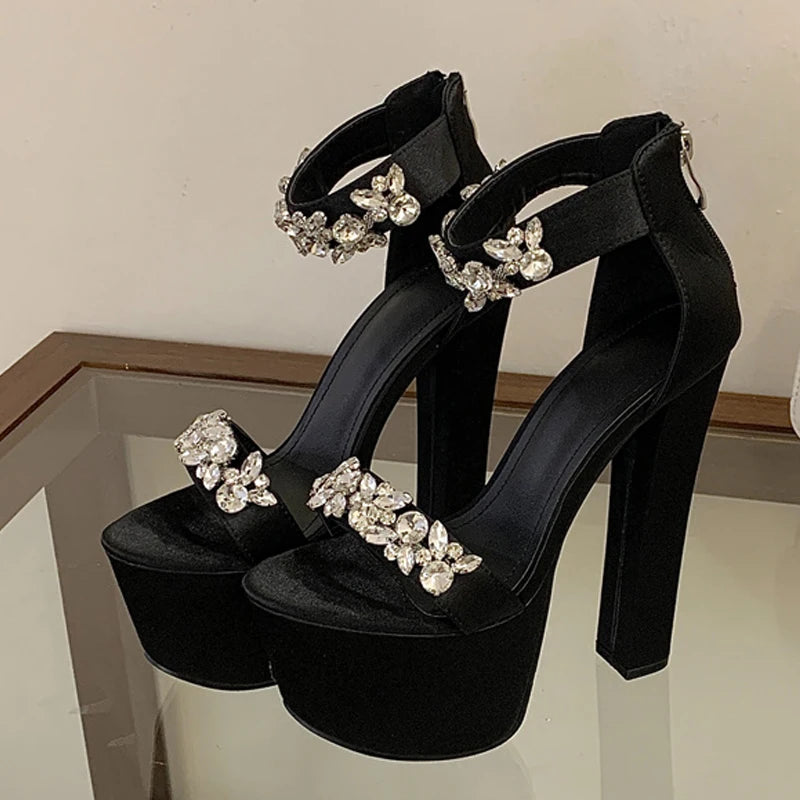 Sandali donna Liyke neri con decori floreali e plateau