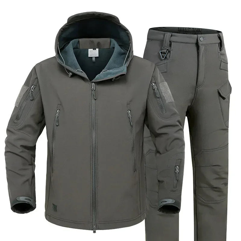 Winterverdickter Herren-Tarnanzug, wasserdichtes taktisches Trainingsset, Kapuzenjacke mit vielen Taschen, Fleecehose, Outdoor-Jagd, 2-teilig
