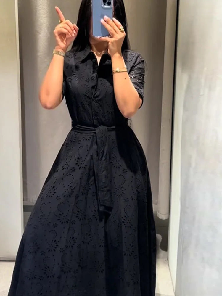 Langes Damenkleid mit Reverskragen und Frontbindung