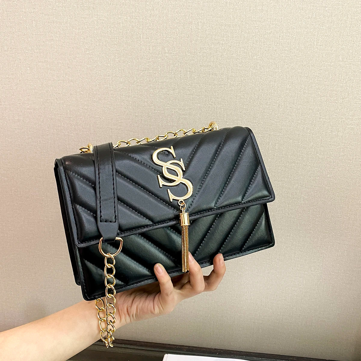 Luxury Women's Quilted Leather Shoulder Bag Designer Chain Crossbody Bag Elegant Flap Purse with Gold Tone SS Logo & Tassel