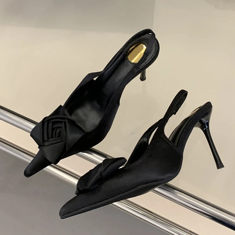 Slingback donna Liyke a punta con fiore geometrico in raso