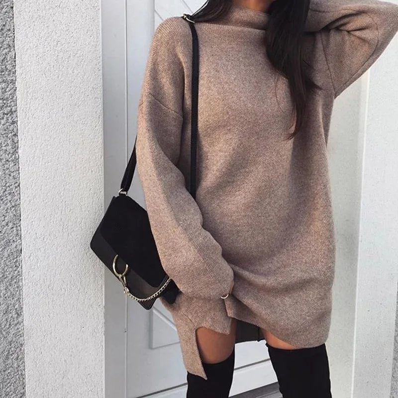 Abito in maglia da donna a collo alto con spacco