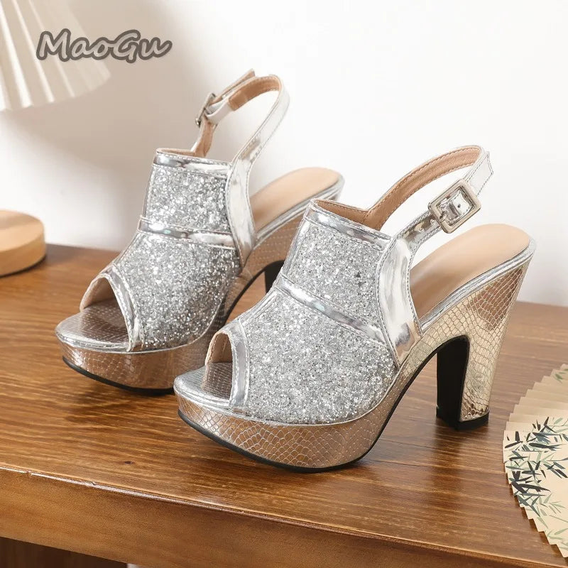 Damen-Sandalen mit Plateau, silbernem Glitzer und offener Spitze, elegantem Blockabsatz und Fersenriemen – funkelnde Pumps für festliche Anlässe