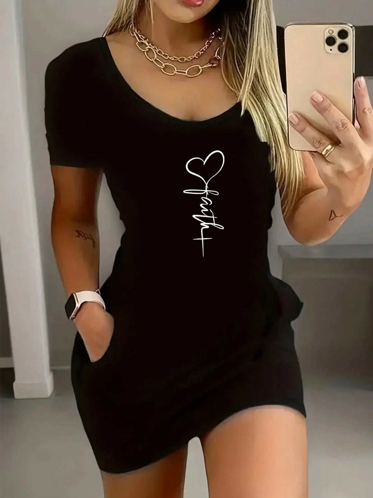 Mini abito da donna a maniche corte con fantasia geometrica