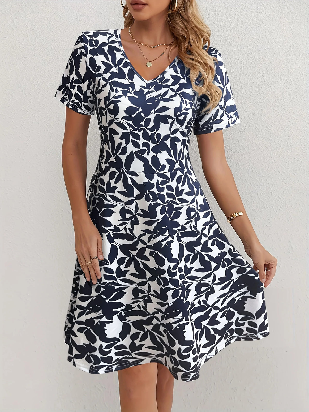 Abito blu da donna con stampa a foglie e scollo a V