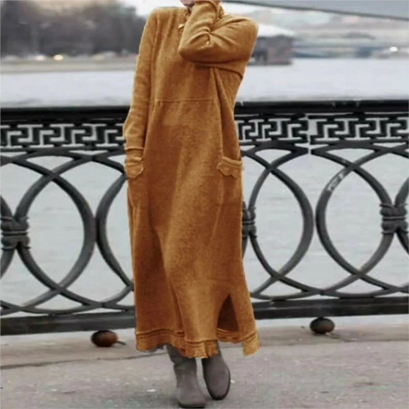 Langes Kleid mit Kapuze und Taschen