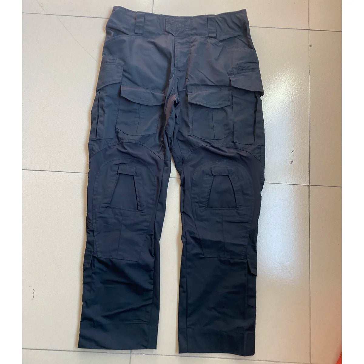 Completo mimetico uomo con maglia e pantaloni