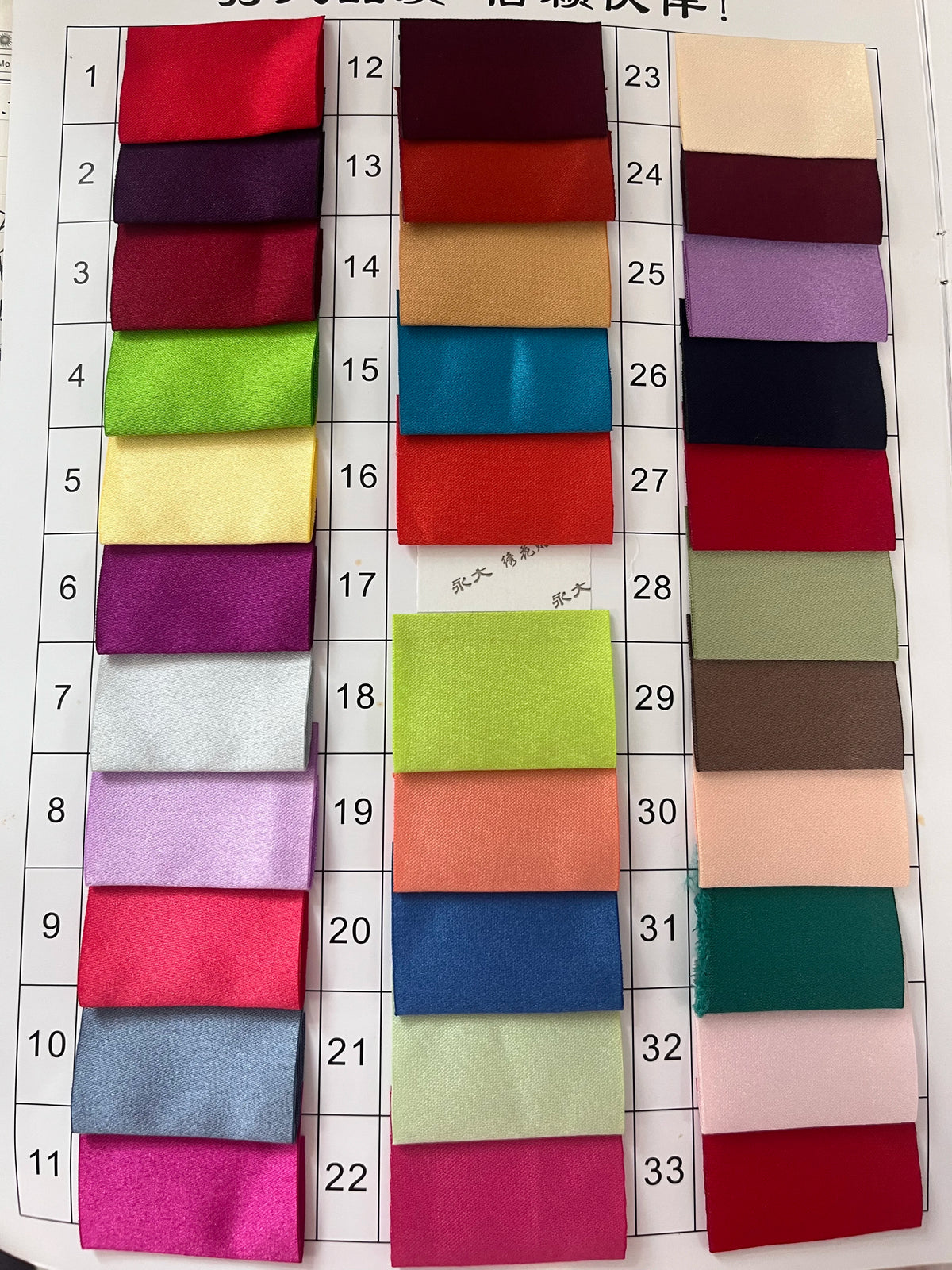 Abito lungo da cerimonia con scollo a cuore e decorazioni con paillettes