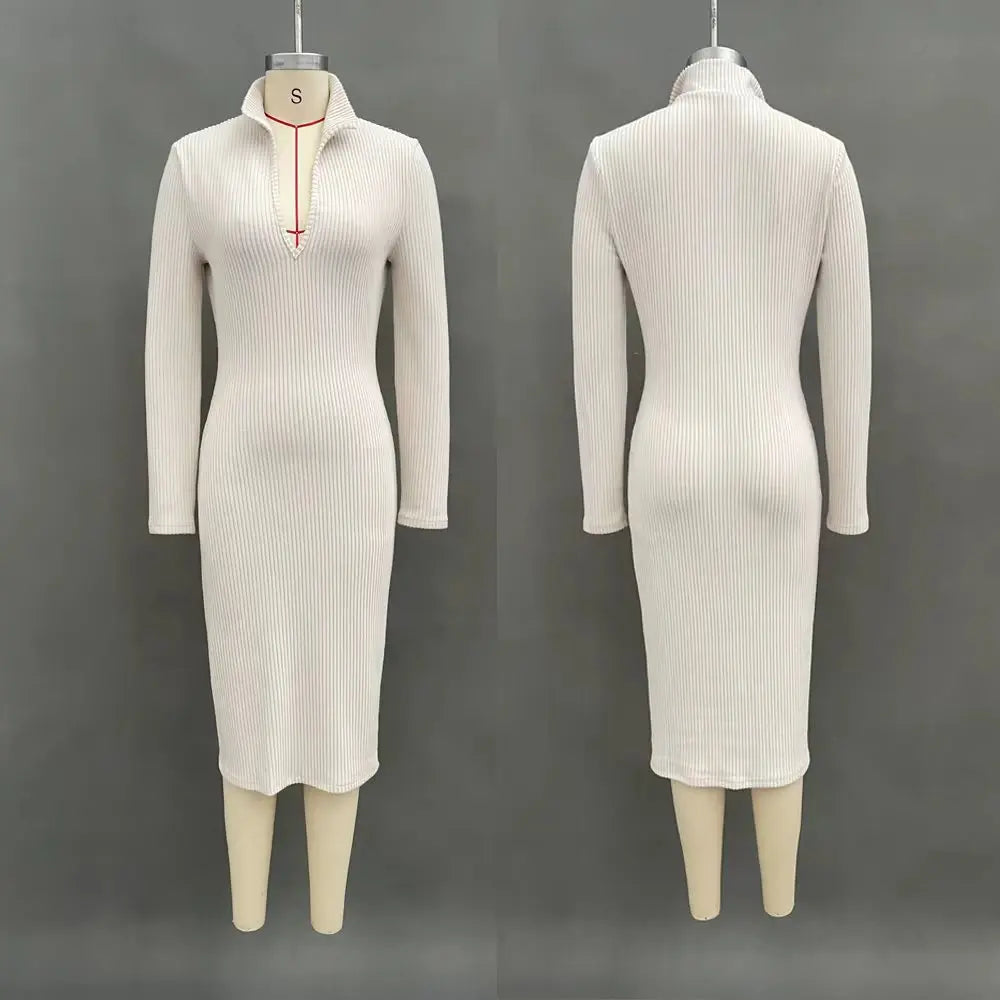 Abito in maglia da donna con scollo a V e vita segnata