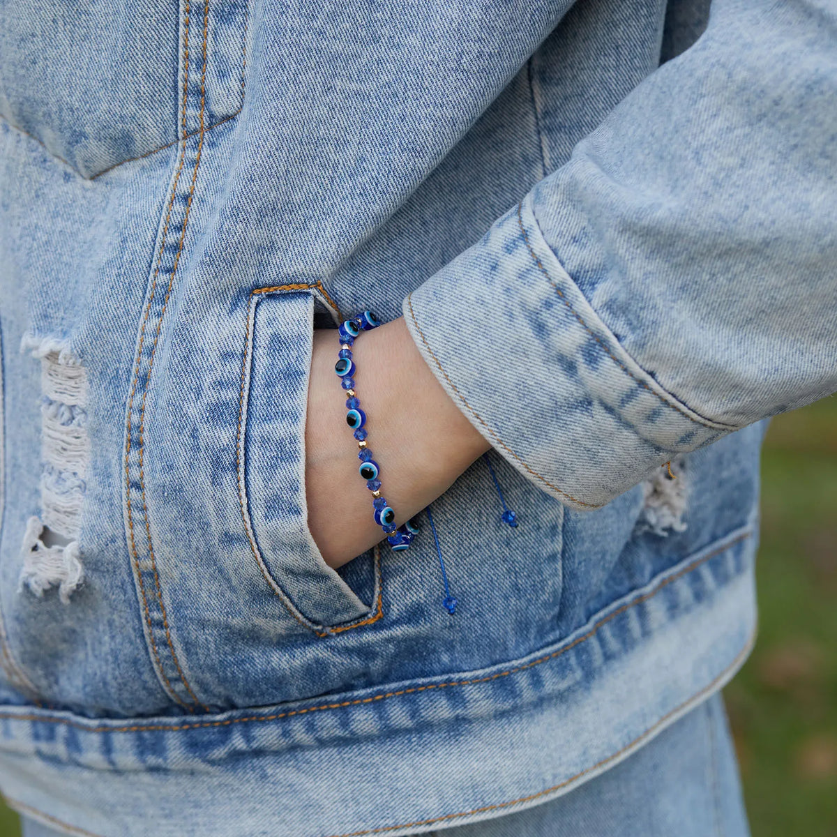 Bracciale con perline colorate e motivo occhio blu