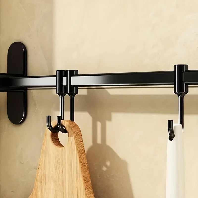 1 estante de almacenamiento para utensilios de cocina, como tapas de ollas y espátulas, con ganchos de pared y múltiples opciones de almacenamiento para artículos de cocina