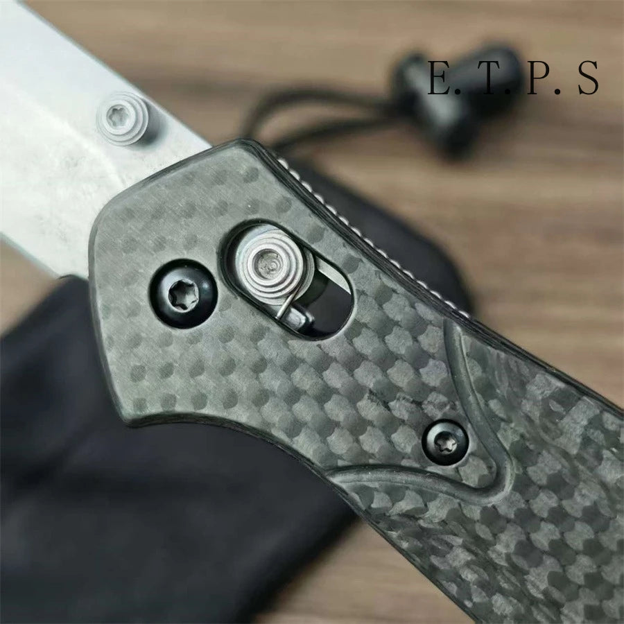 Coltello pieghevole con manico in fibra di carbonio