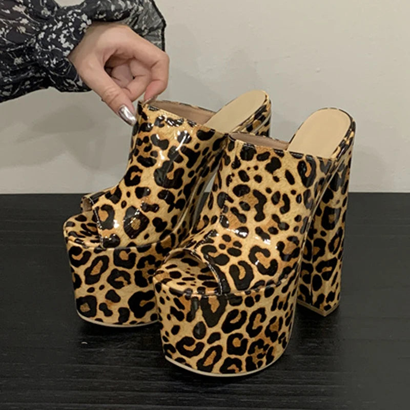 Mules donna Liyke leopardate con plateau e tacco largo