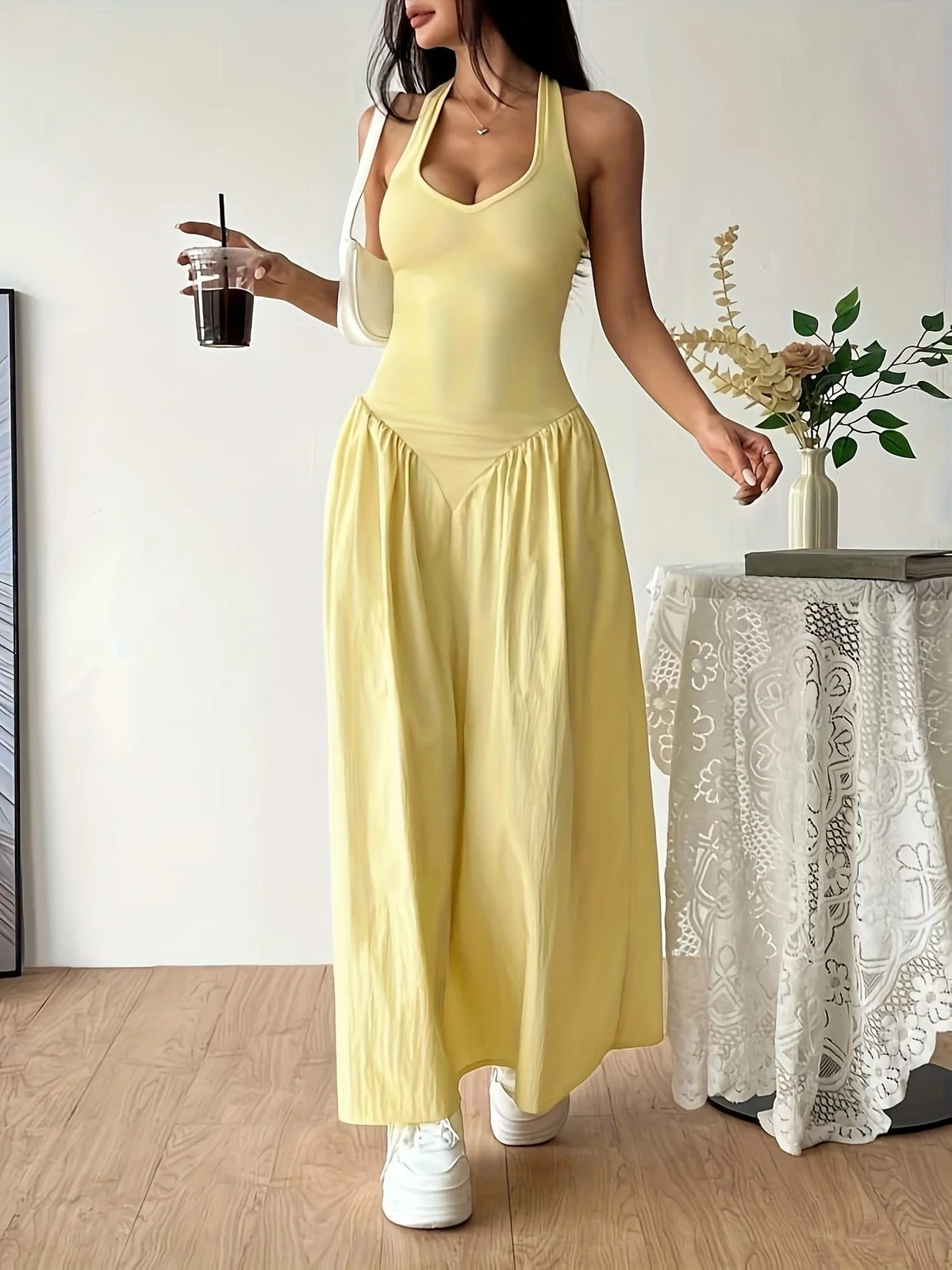 Abito lungo giallo da donna con scollo all’americana e schiena scoperta