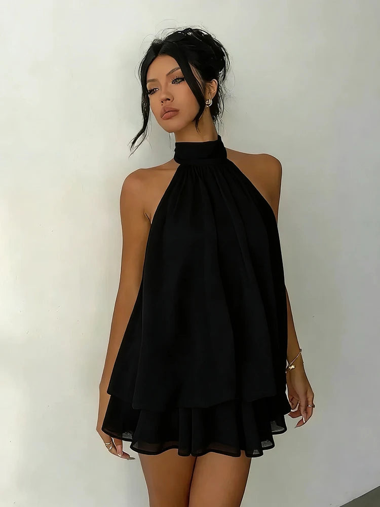 Mini abito da donna con scollo halter e dettagli arricciati