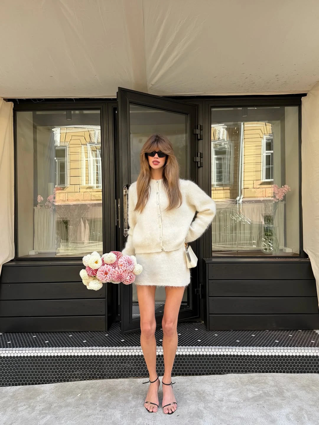 Completo da donna con cardigan e minigonna — immagine 3