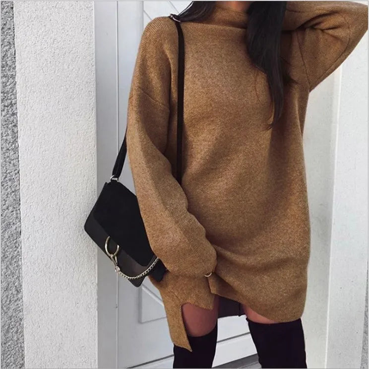 Abito in maglia da donna a collo alto con spacco