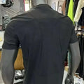 T-shirt sportiva aderente con motivo scuro