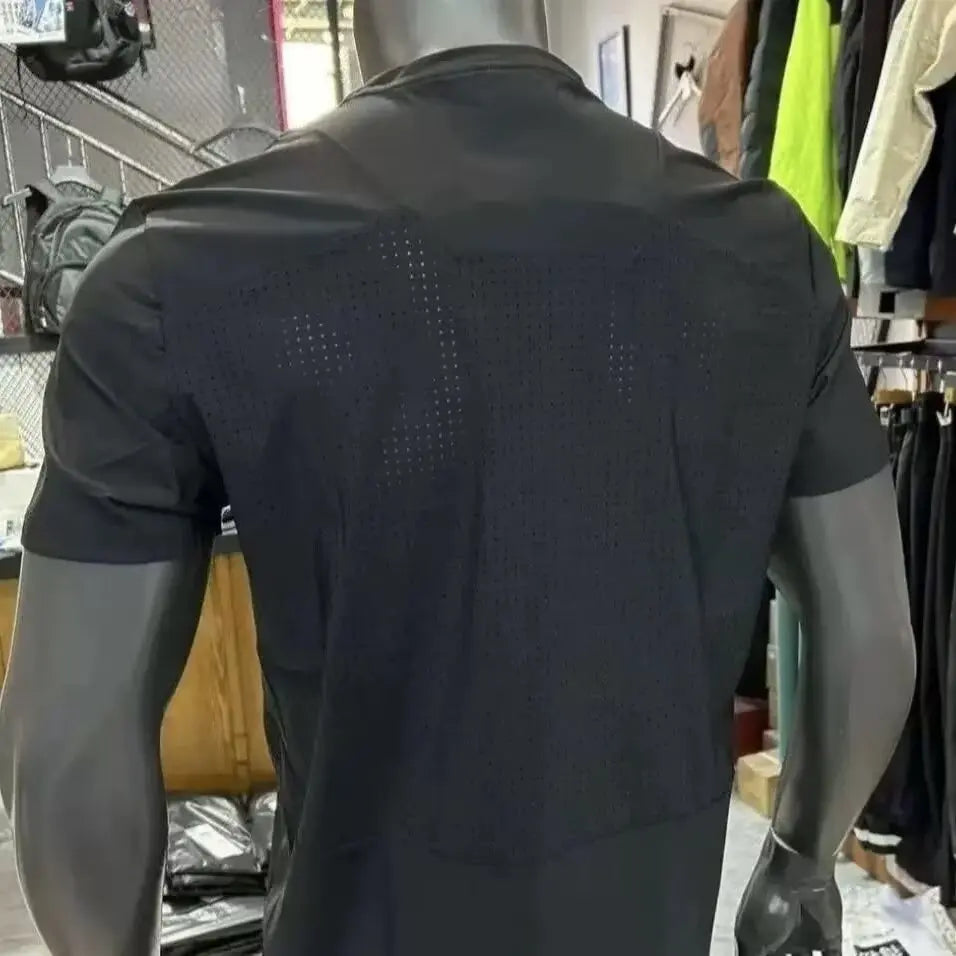 T-shirt sportiva aderente con motivo scuro