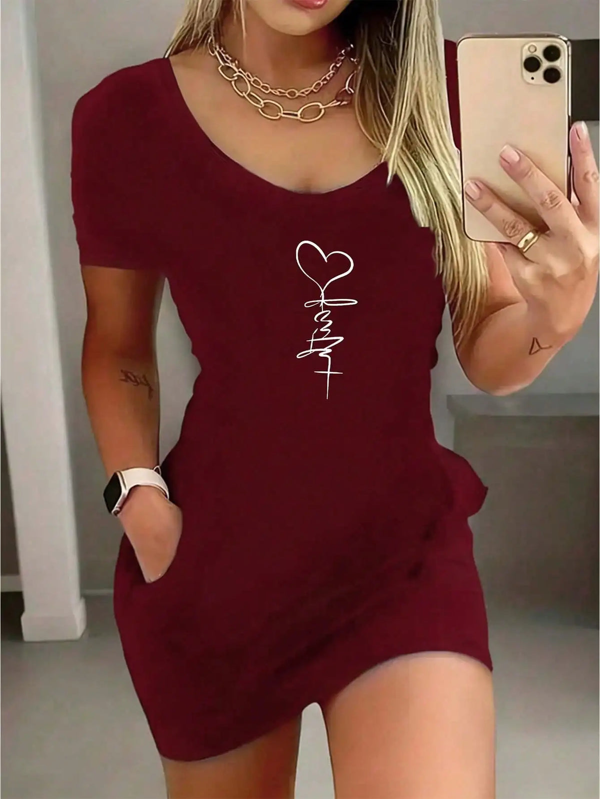 Mini abito da donna a maniche corte con fantasia geometrica