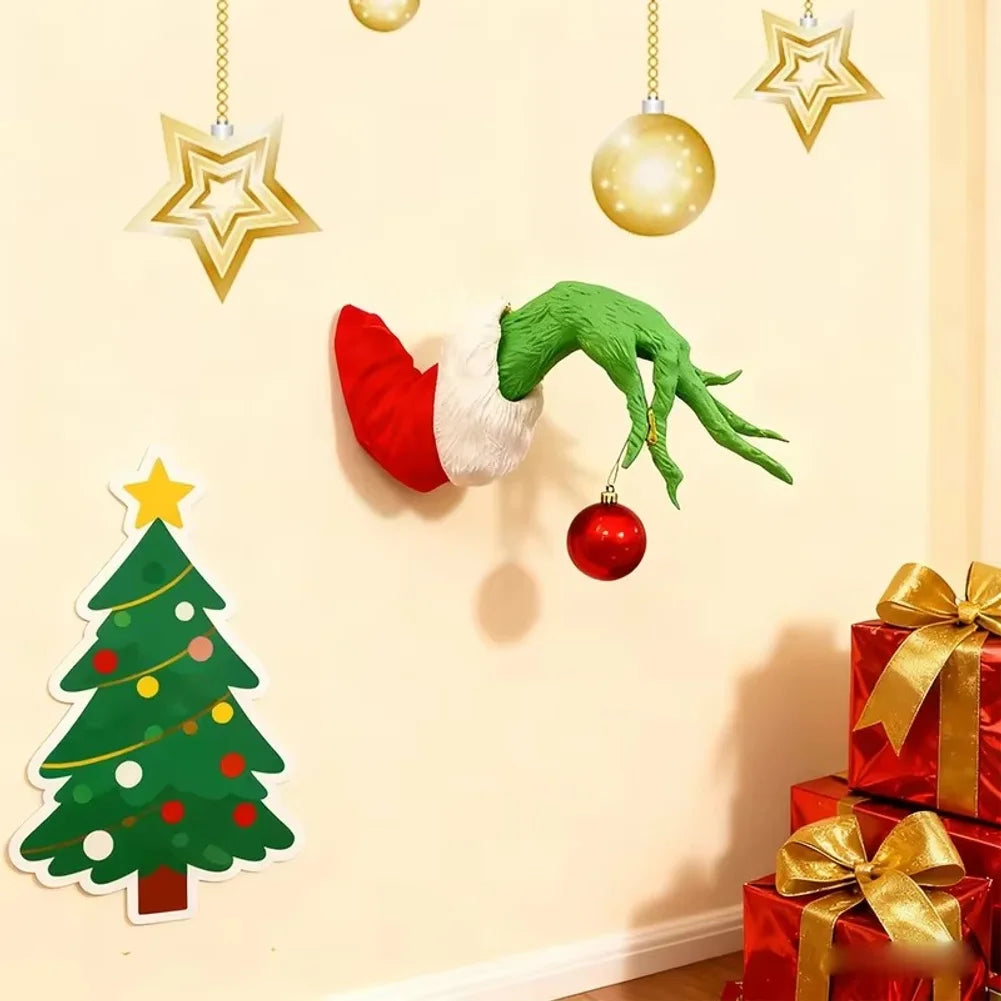 El árbol de Navidad de hadas está decorado con marionetas de monstruos de peluche verde con brazos y árboles de Navidad de hadas para decorar la fiesta.