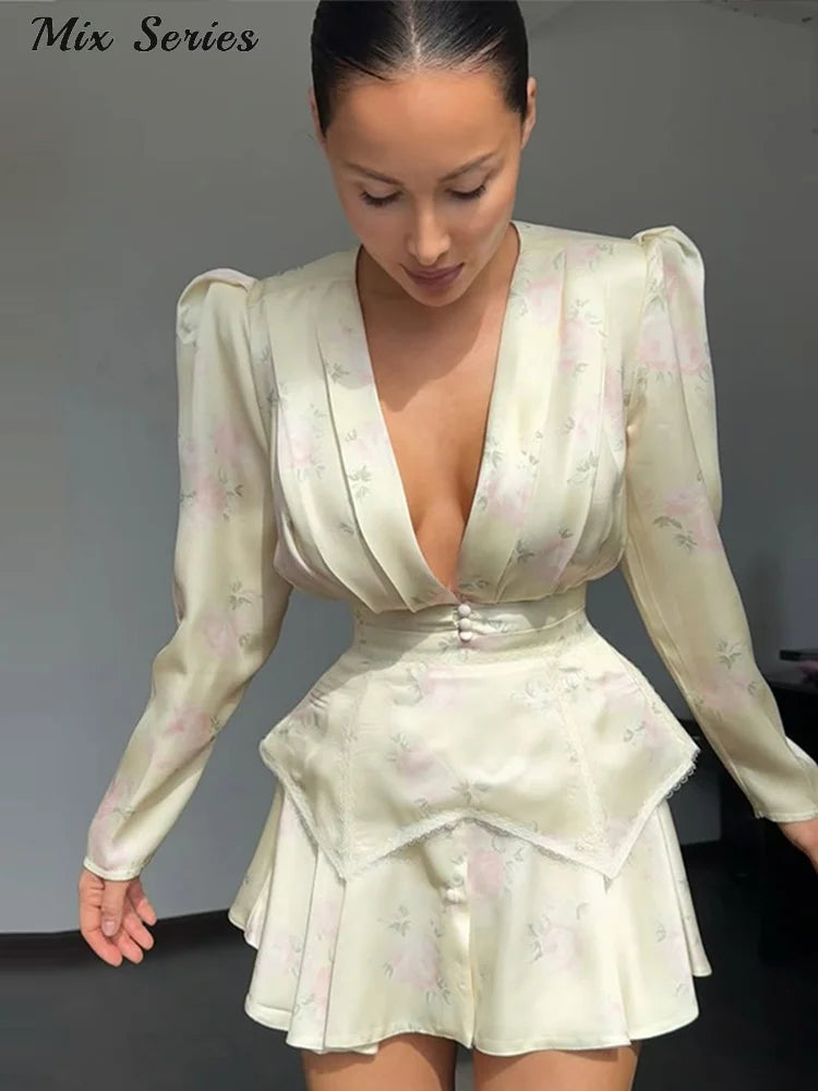 Plisseekleid mit V-Ausschnitt und betonter Taille