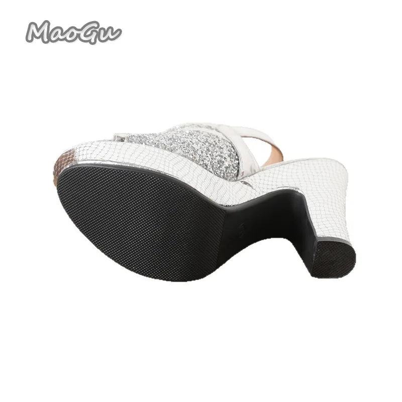 Damen-Sandalen mit Plateau, silbernem Glitzer und offener Spitze, elegantem Blockabsatz und Fersenriemen – funkelnde Pumps für festliche Anlässe