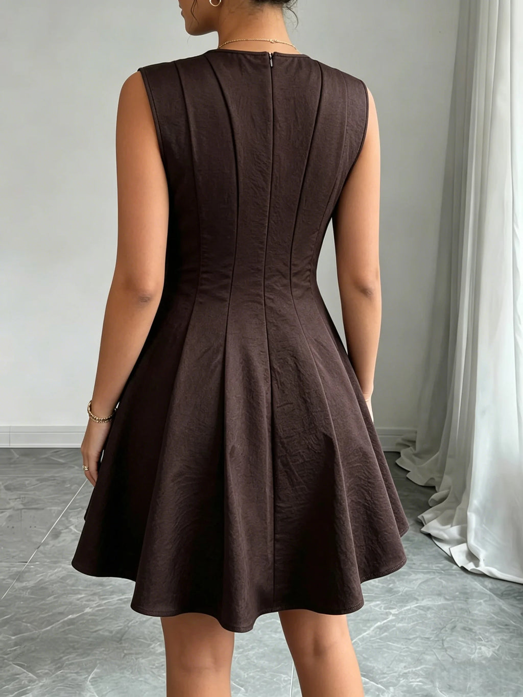 Mini abito da donna senza maniche con scollo rotondo e linea svasata