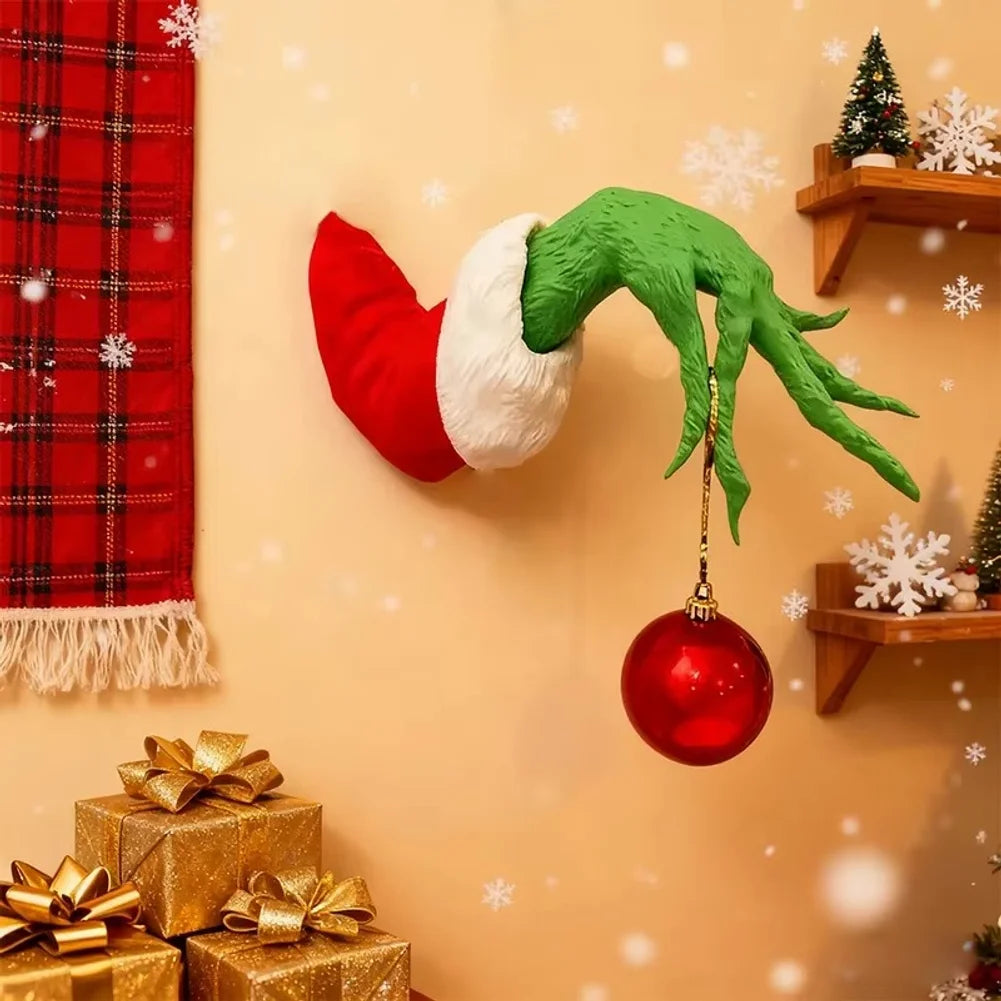 El árbol de Navidad de hadas está decorado con marionetas de monstruos de peluche verde con brazos y árboles de Navidad de hadas para decorar la fiesta.