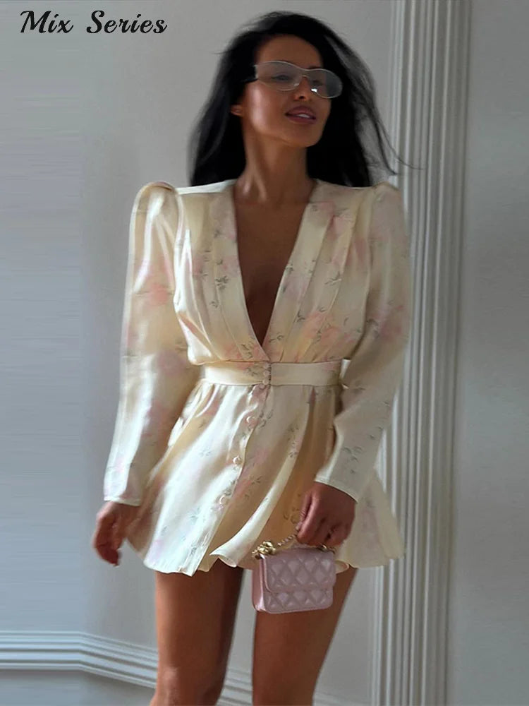 Plisseekleid mit V-Ausschnitt und betonter Taille