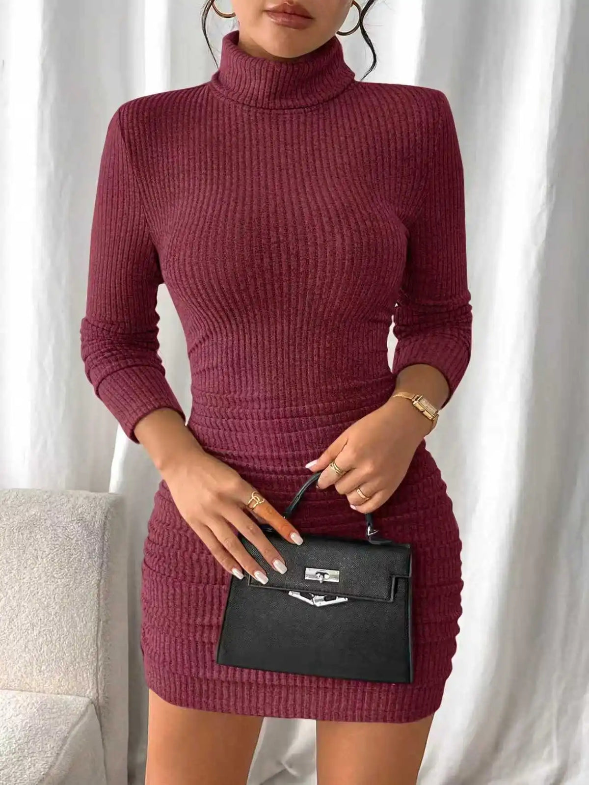 Abito mini da donna a collo alto e maniche lunghe