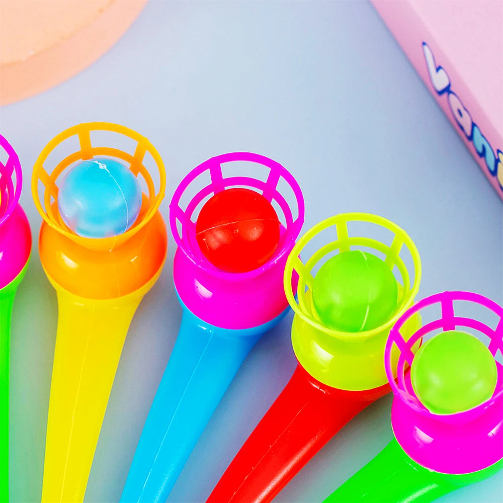 Gioco con tubi a soffio e palline sospese per feste