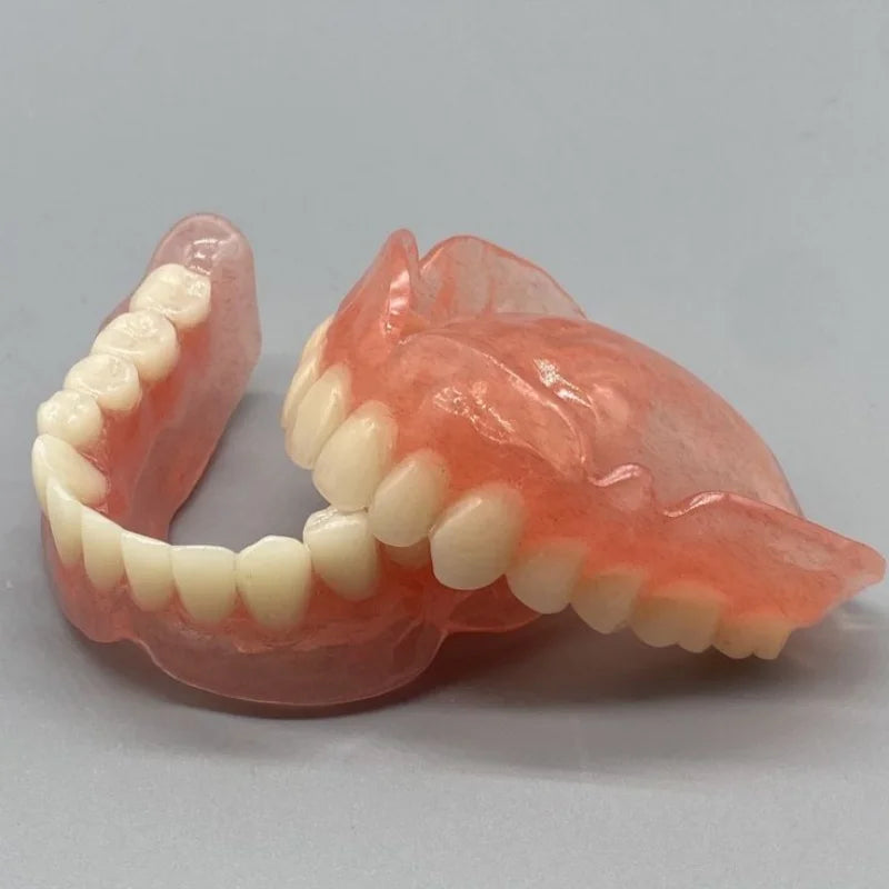 Prothèse dentaire complète, ajustement confortable pour un sourire naturel, confiance instantanée, soins bucco-dentaires esthétiques