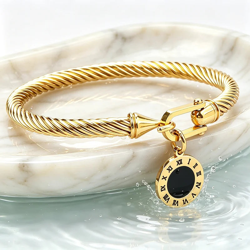 316L Edelstahl Gedrehte Kabelarmreif Römische Ziffern Anhänger Rundes Charm-Armband Wasserfest Hypoallergen Farbbeständig Damenschmuck