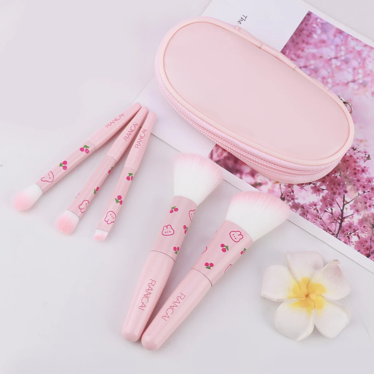 Ensemble de 5 pinceaux de maquillage compacts et mignons avec étui, pinceaux haut de gamme pour une application impeccable du fond de teint, du blush et du fard à paupières, accessoires de beauté