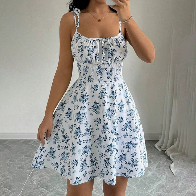 Mini abito floreale con spalline sottili e scollo quadrato