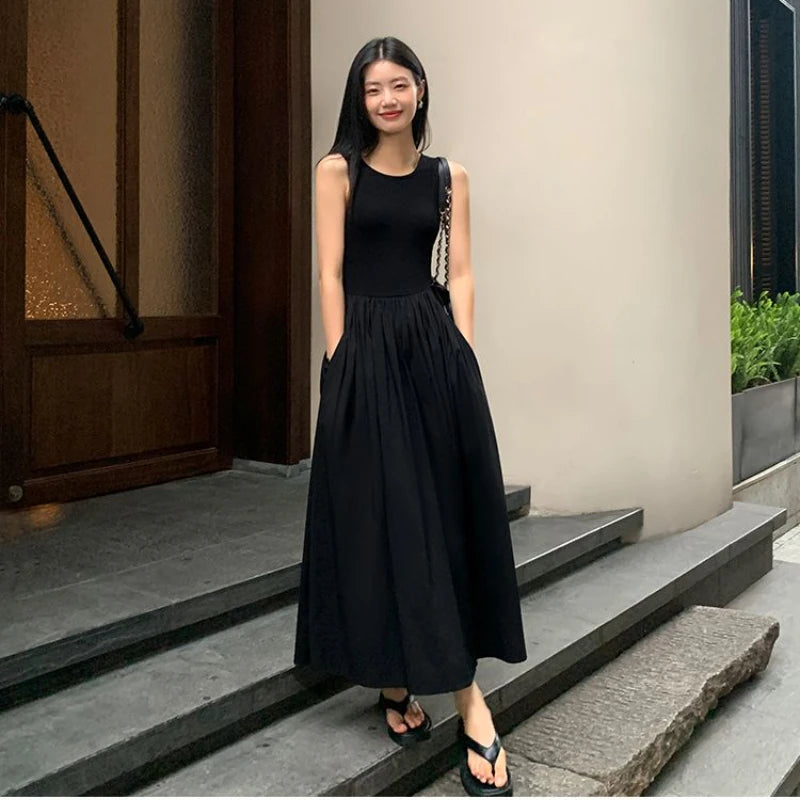 Langes ärmelloses schwarzes Damenkleid mit Taschen
