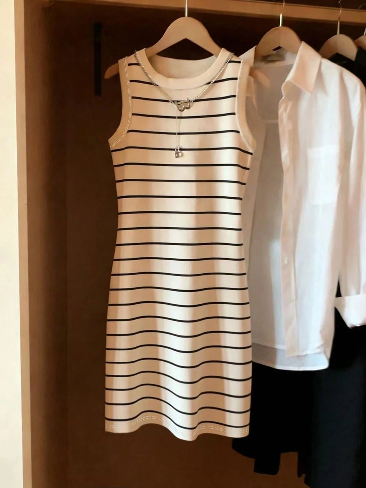 Abito corto a righe da donna senza maniche