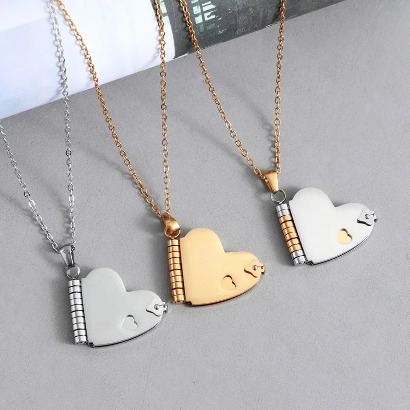Collana a libro in acciaio inox con incisione personalizzabile