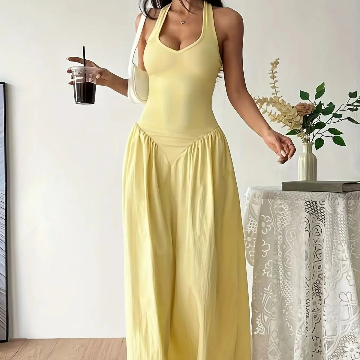 Abito lungo giallo da donna con scollo all’americana e schiena scoperta