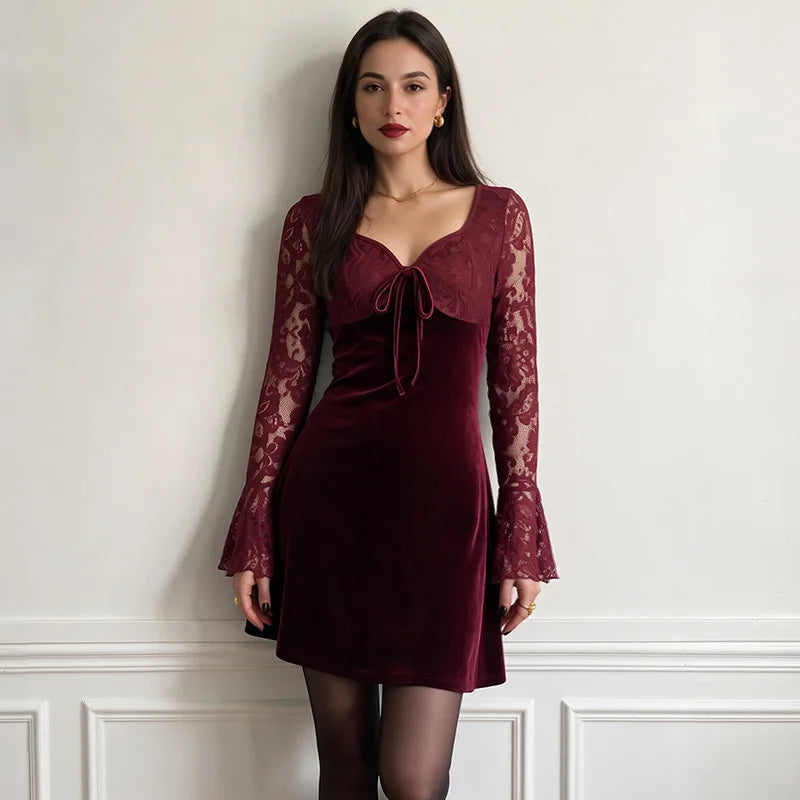 Mini abito da donna con scollo a V e maniche a campana
