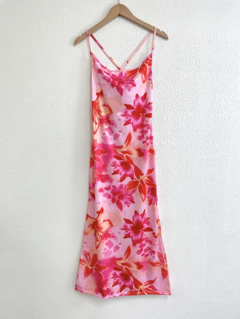 Langes rotes Damenkleid mit Blumenmuster und schmalen Trägern