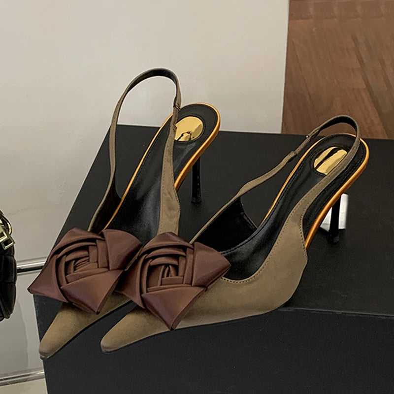 Slingback donna Liyke a punta con fiore geometrico in raso