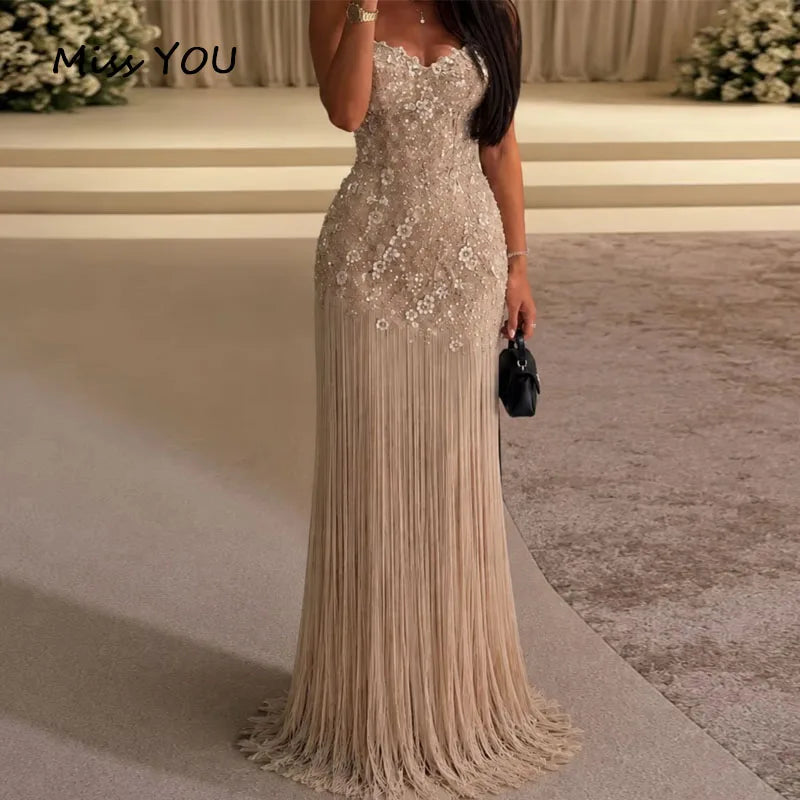 Langes Festkleid mit Herzausschnitt und Paillettenverzierung